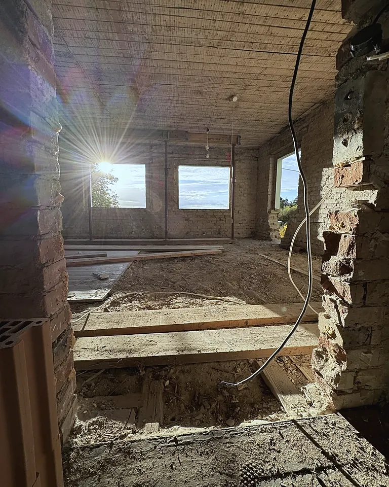 Großer Raum im Obergeschoss im Gegenlicht, zwei Fenster nach Westen, darüber ein neuer Träger