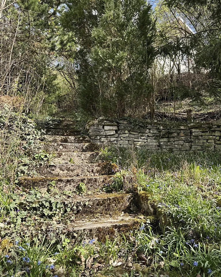 Alte Steinstufen und Trockenmauer auf dem Grundstück, hinunter Richtung Portal und Wanderweg